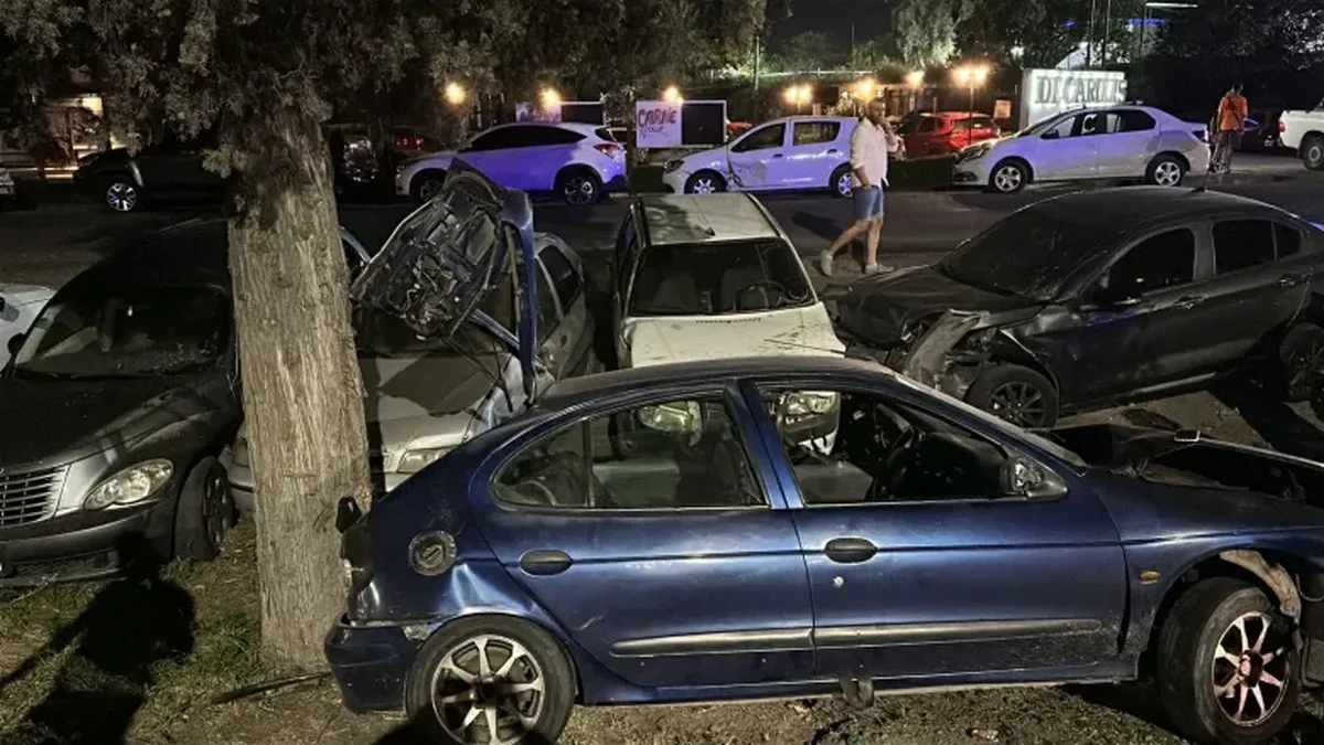 Acceso Sur: seis heridos tras un violento choque contra autos estacionados, hay un menor grave en el Notti