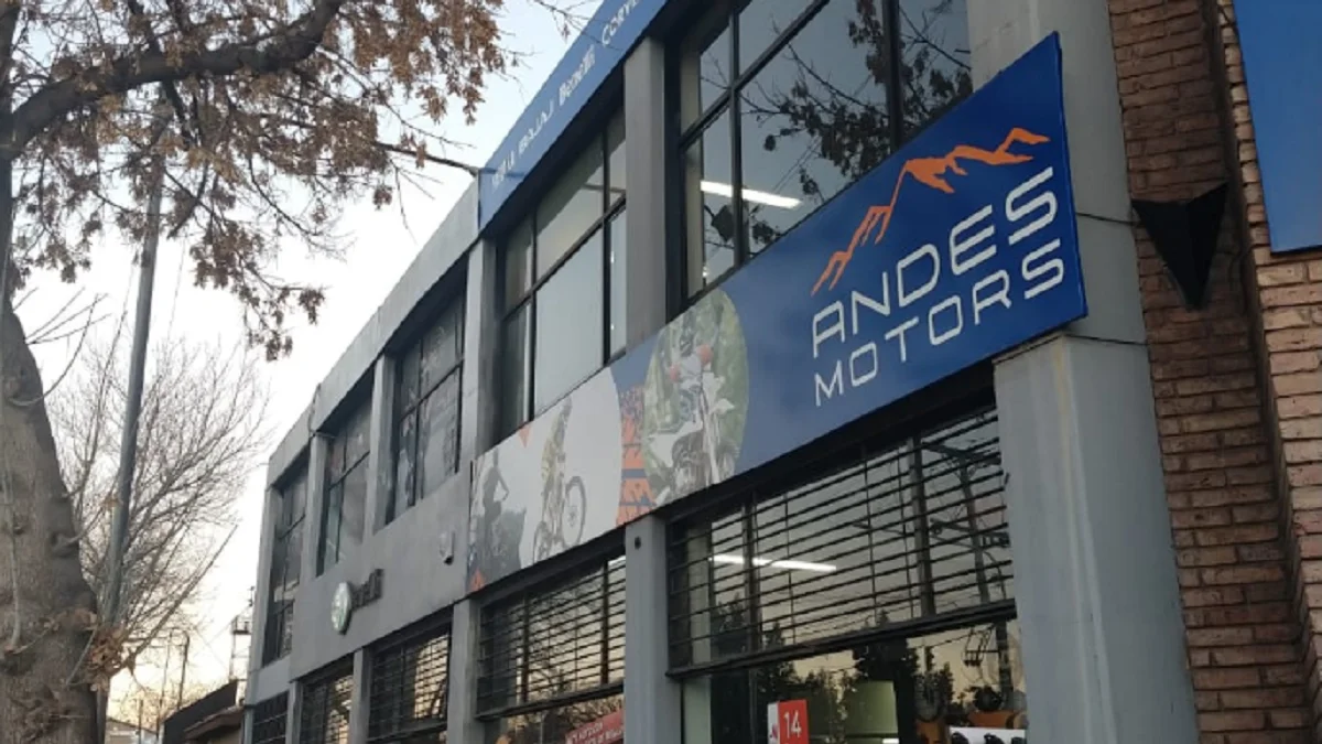 Golpe millonario en Guaymallén: una banda de delincuentes se robó 11 motos de un reconocido local