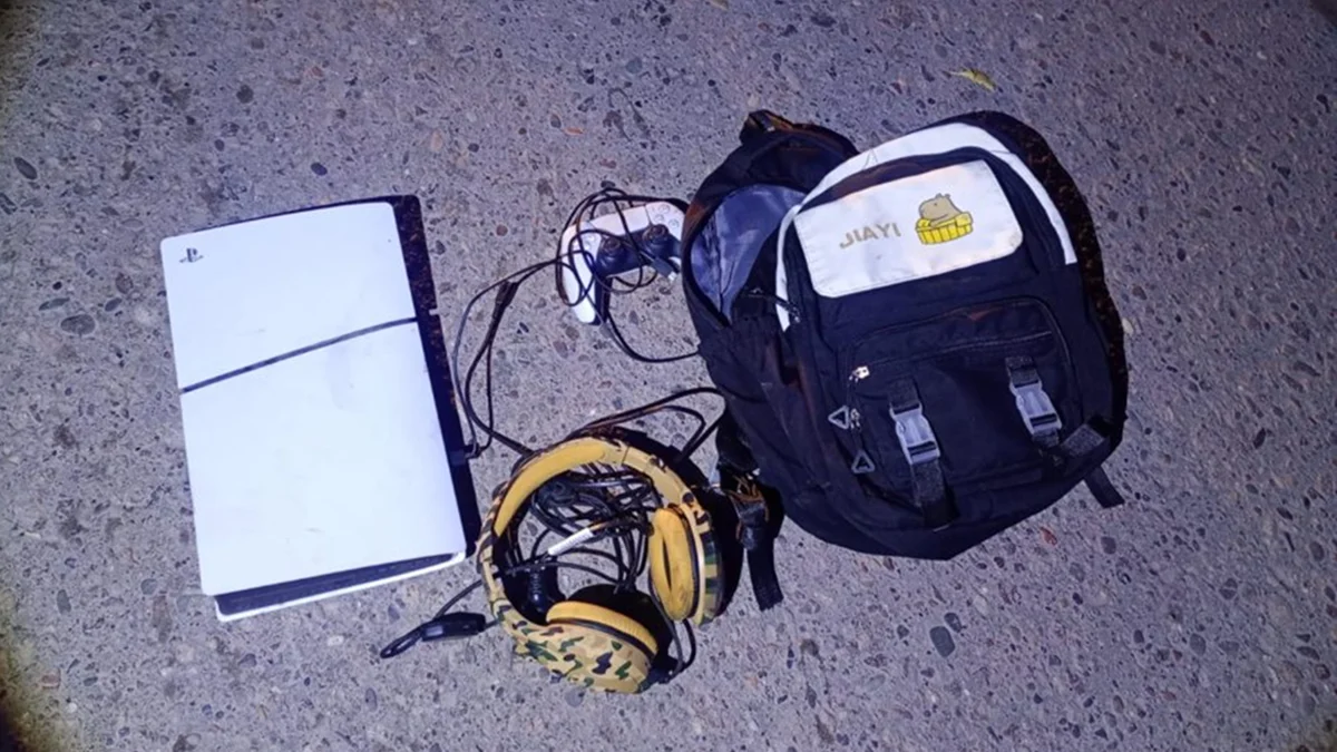Cayó tras un robo: llevaba una PlayStation 5 y varios dispositivos en la mochila