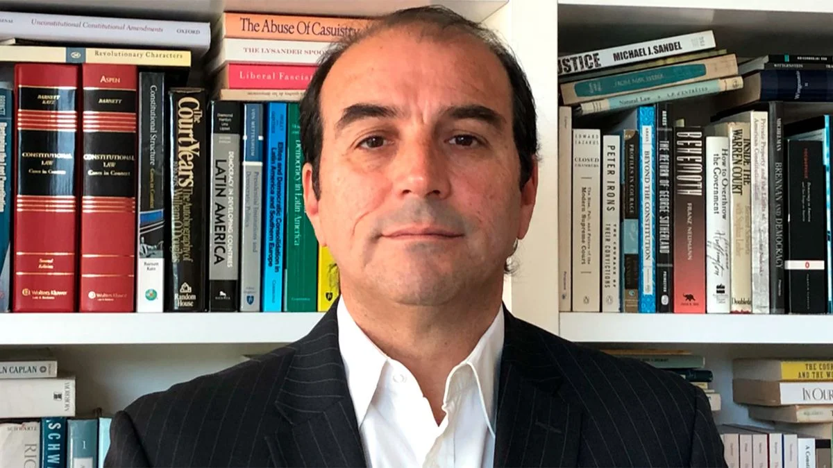 Gobierno arremete contra "la política" tras renuncia de García Mansilla a la Corte