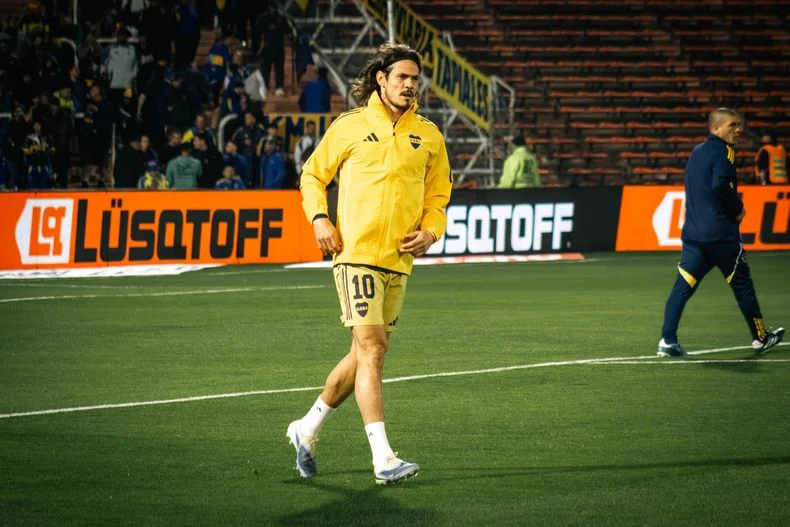 El controvertido gesto de Cavani a los hinchas de Independiente Rivadavia que no mostró la TV