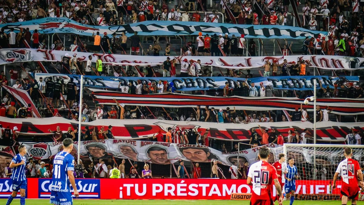 Imponen una nueva "restricción" al líder de la barra de River y a otros hinchas tras ser retenidos en el Malvinas