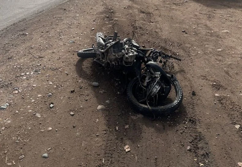 El adolescente iba a bordo de la moto.