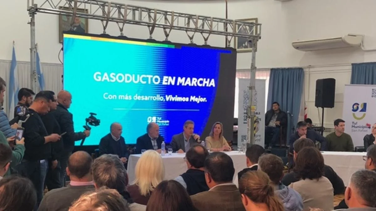 Gasoducto: Omar Félix firmó el contrato para la finalización de la mega obra de gas