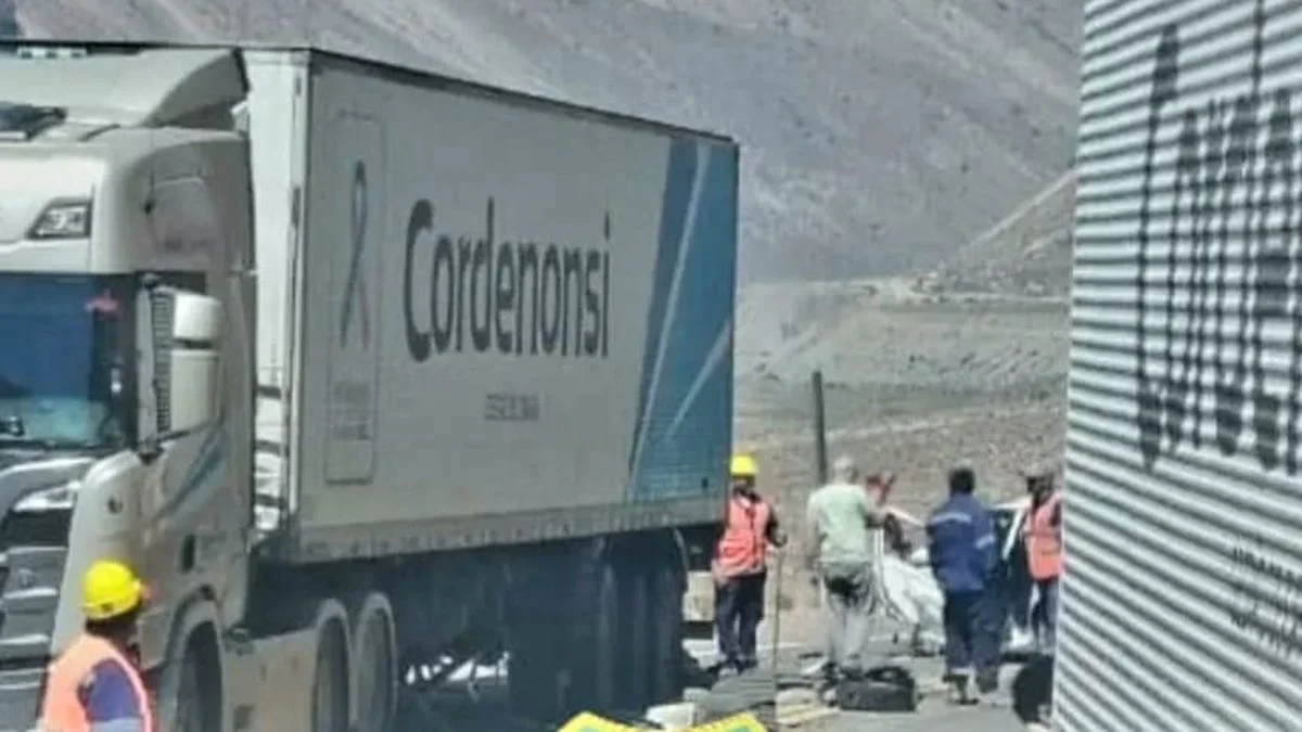 Fuerte accidente entre un auto con turistas europeos y un camión en el paso a Chile