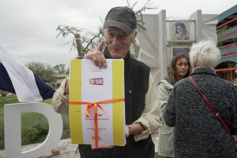 Ernesto Suárez recibió su legajo académico después de años.