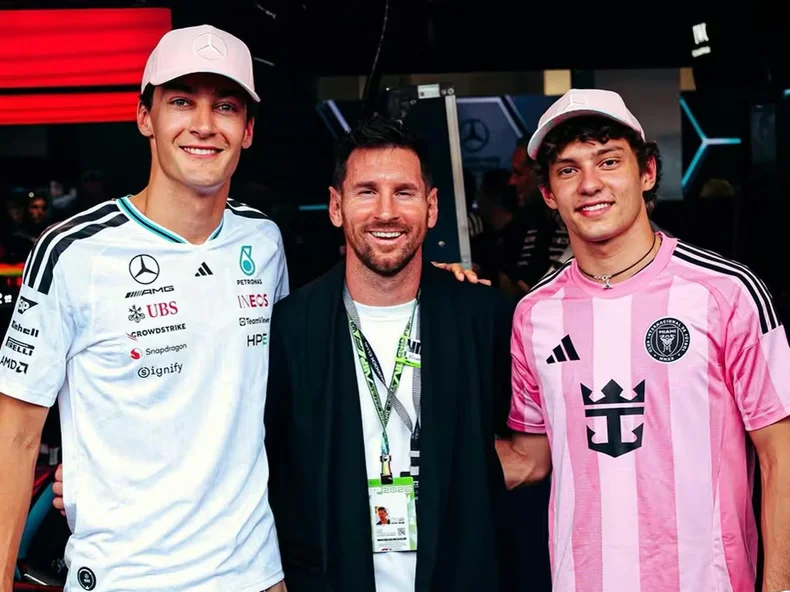 Messi junto a los dos pilotos del equipo Mercedes.