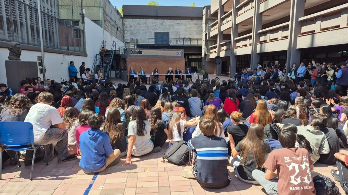 Estudiantes del CUC realizaron un debate con los candidatos a diputados
