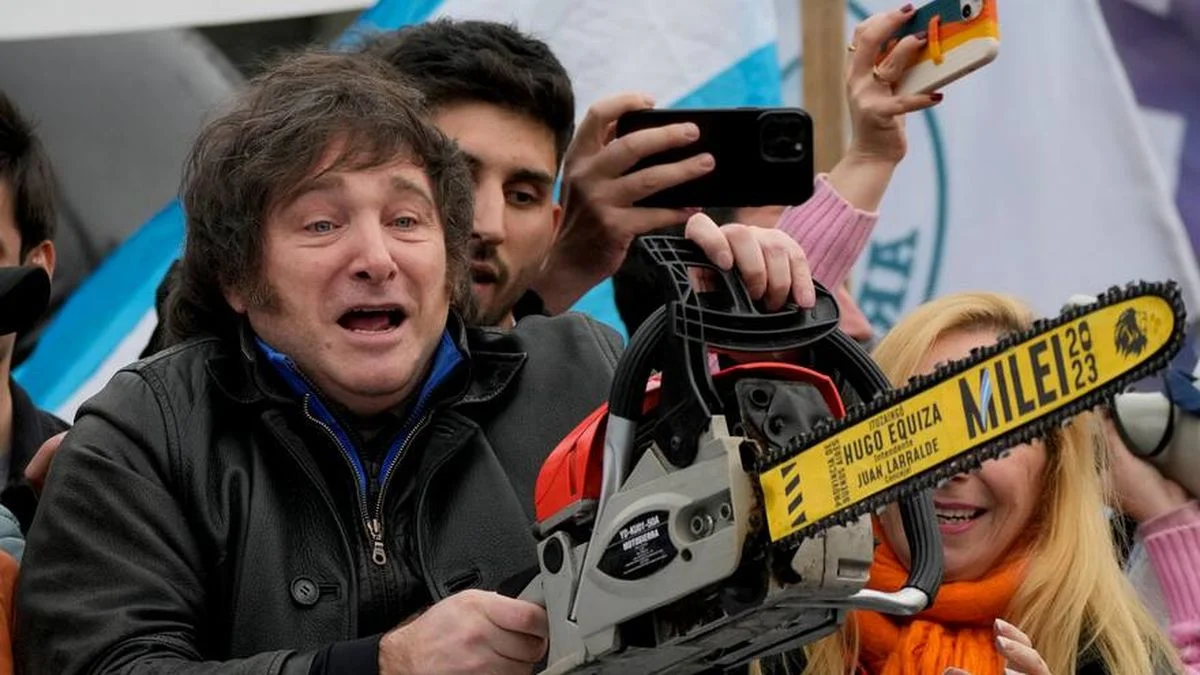 El Gobierno de Milei afila la motosierra y evalúa despedir una gran cantidad de empleados públicos