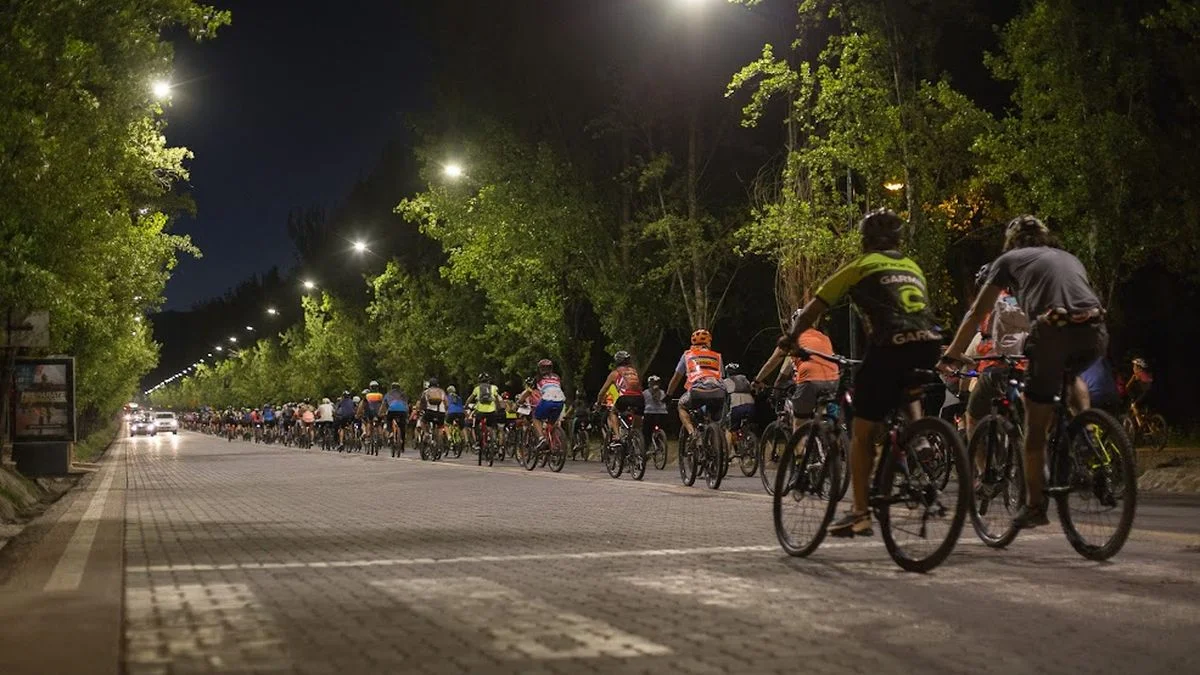 Bicitour nocturno: una invitación a redescubrir la Ciudad de Mendoza en dos ruedas