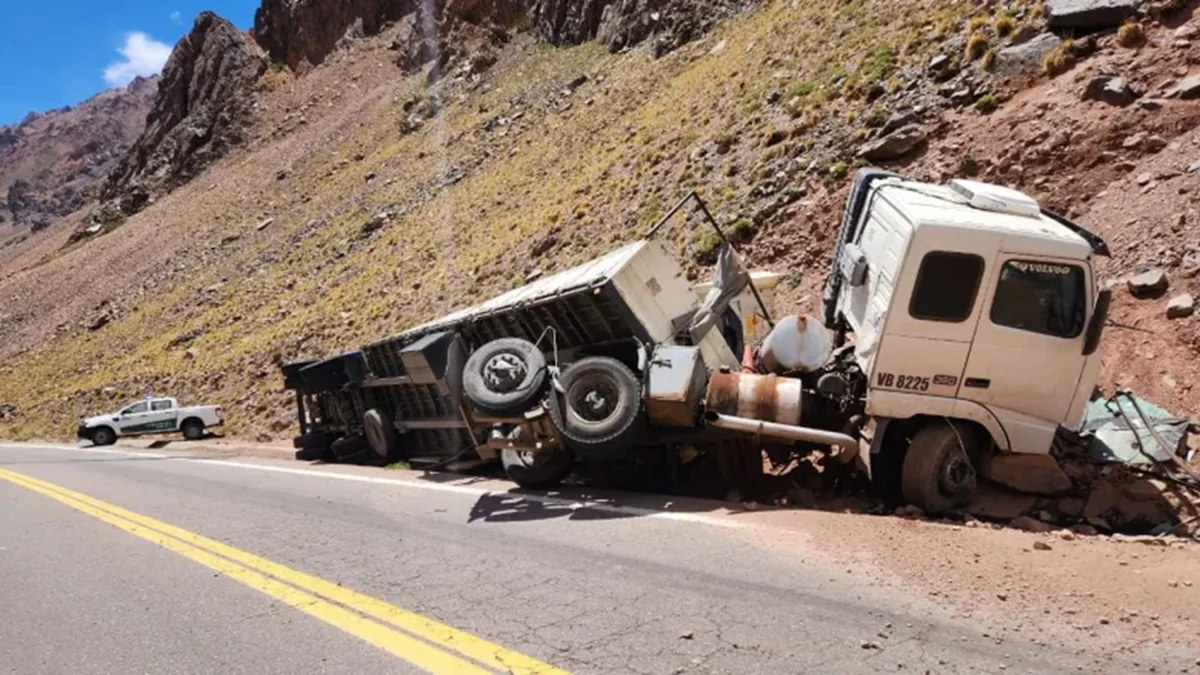Ruta 7: un camión volcó y el conductor quedó internado en grave estado