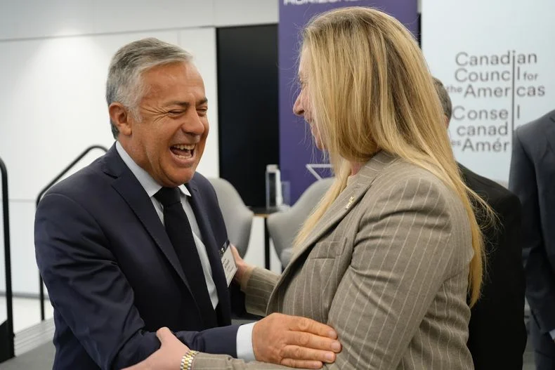 Karina Milei junto a Alfredo Cornejo, ambos actores clave de un acuerdo entre La Libertad Avanza y la UCR. 