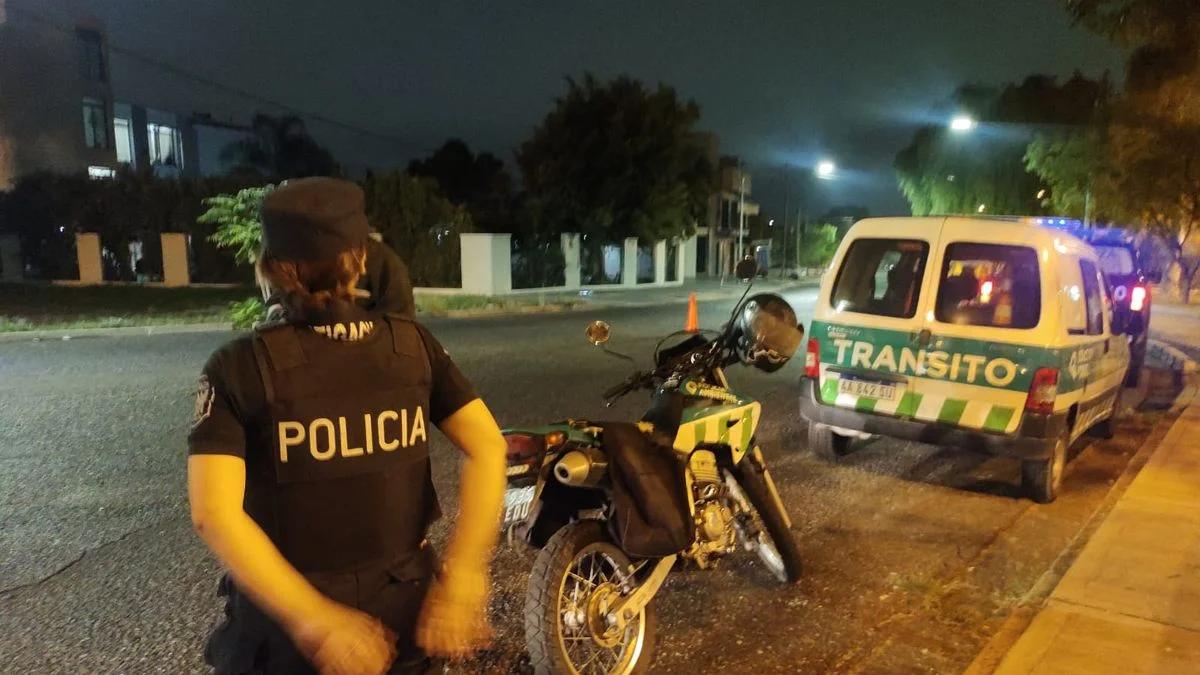 Dos conductores ebrios aprehendidos en Luján: manejaban peligrosamente y uno cayó a una acequia