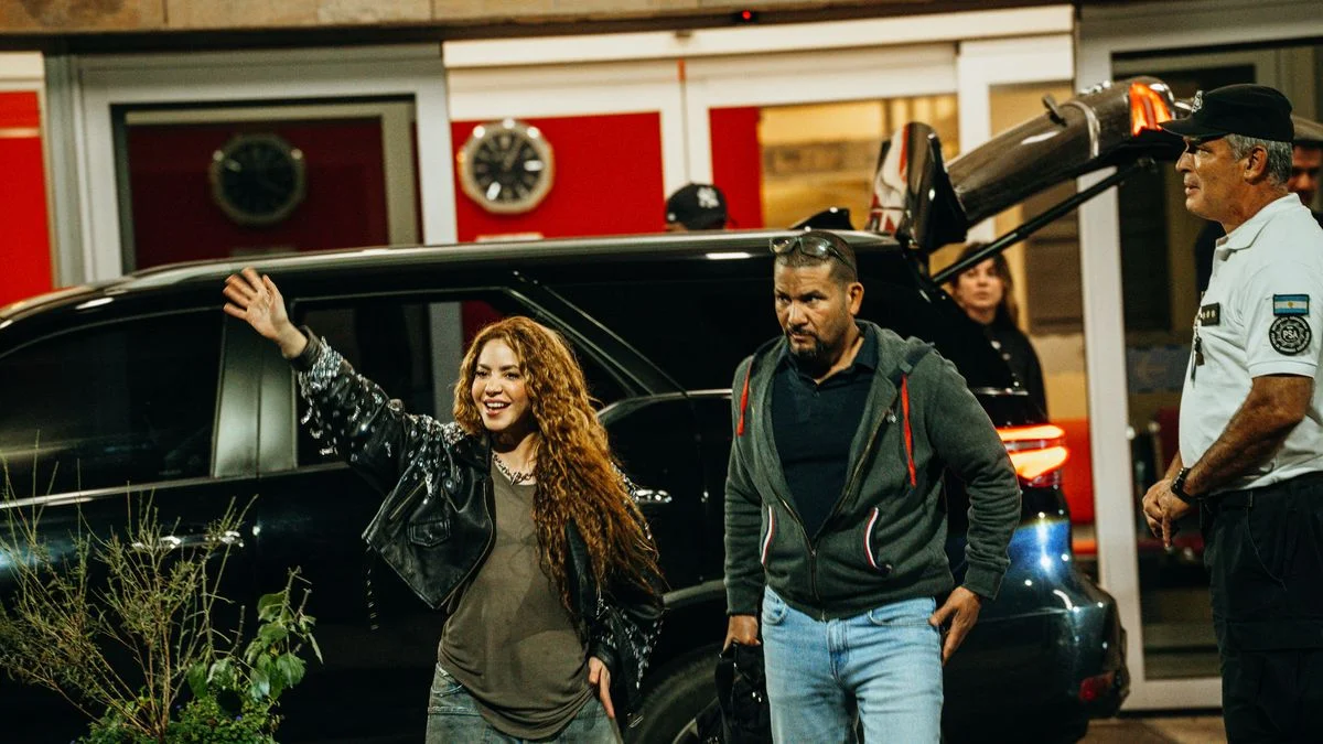 Shakira llegó a la Argentina y fue recibida con fervor por sus fans en el aeropuerto