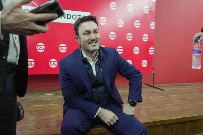 Luis Petri, en el comité radical en el que estuvo con Alfredo Cornejo, dijo que Javier Milei superaba a Raúl Alfonsín y ardió la UCR puertas para adentro.