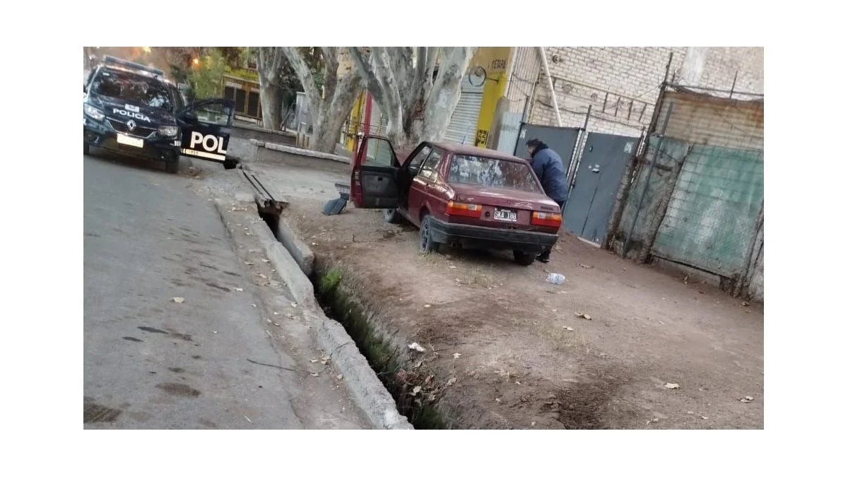 Un hombre con frondoso prontuario robó un auto, atropelló a un ciclista y chocó contra un árbol en Las Heras