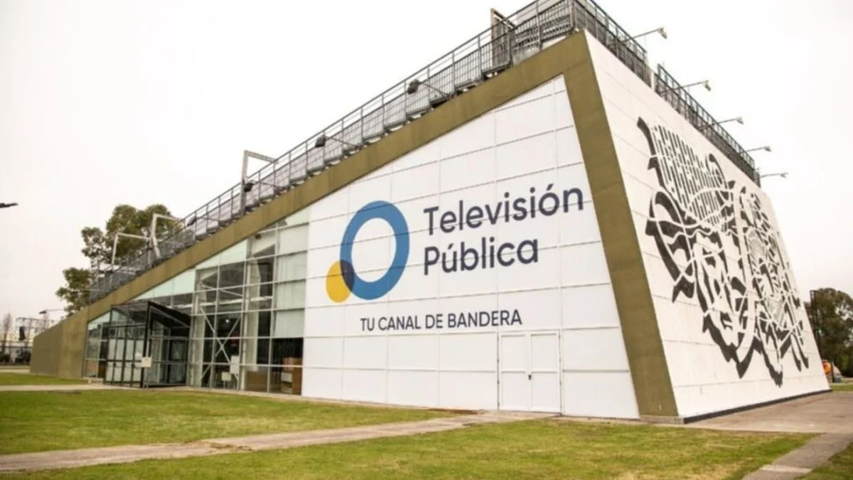 Milei versus periodistas: el Gobierno acelera el recorte de trabajadores de la radio y la tv pública