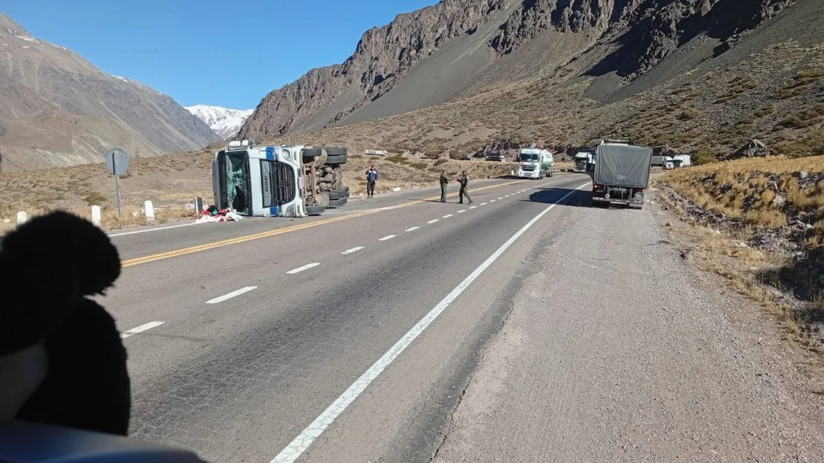 Volcó un camión brasileño cargado con manzanas en Ruta 7: tránsito reducido en Alta Montaña