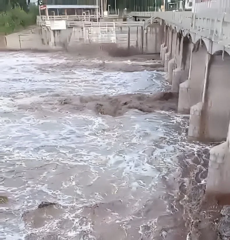 Las fuertes tormentas provocaron que se desborden ríos y cauces.