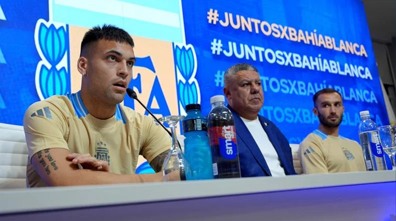 Lautaro Mart&iacute;nez y German Pezzella junto a "Chiqui Tapia.