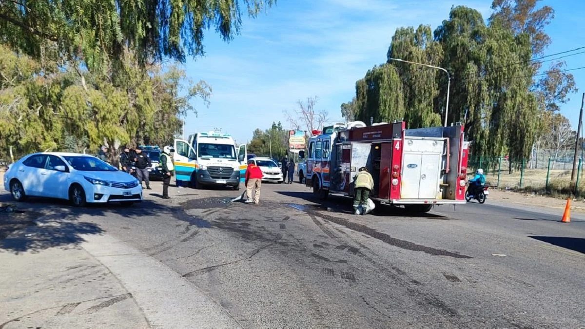 Tres heridos frente al ingreso de la UNCuyo: una mujer aseguró se le bajó la presión y provocó un choque