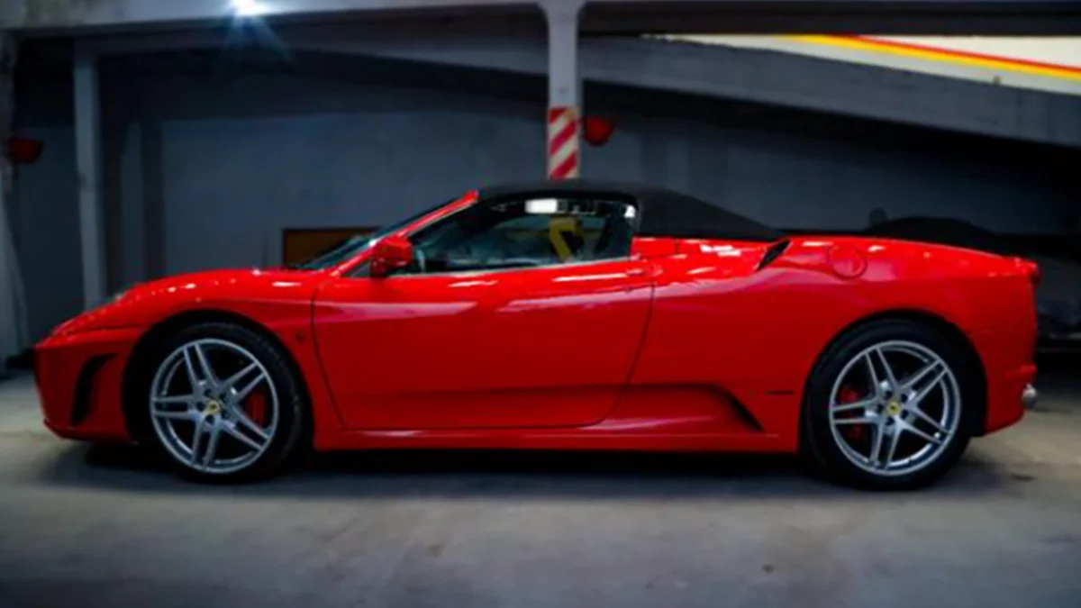 Histórica subasta: vendieron una Ferrari y dos camionetas decomisadas al clan Loza