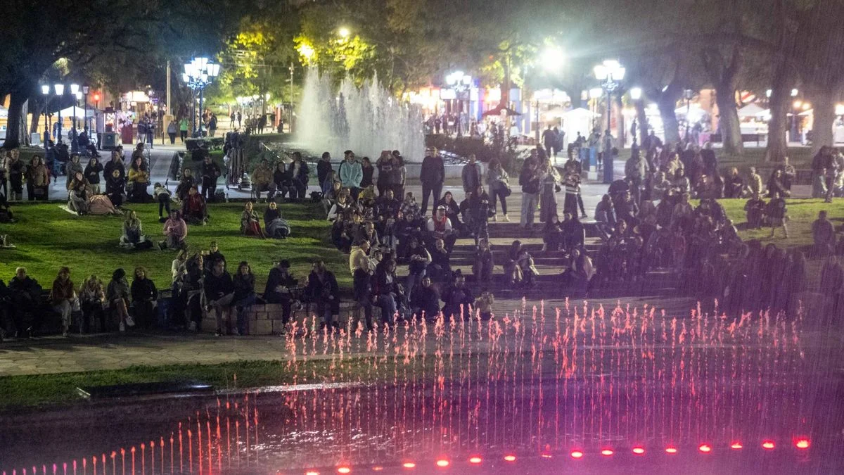 Aguas danzantes de la plaza: una noche de emoción para recordar al músico Felipe Staiti