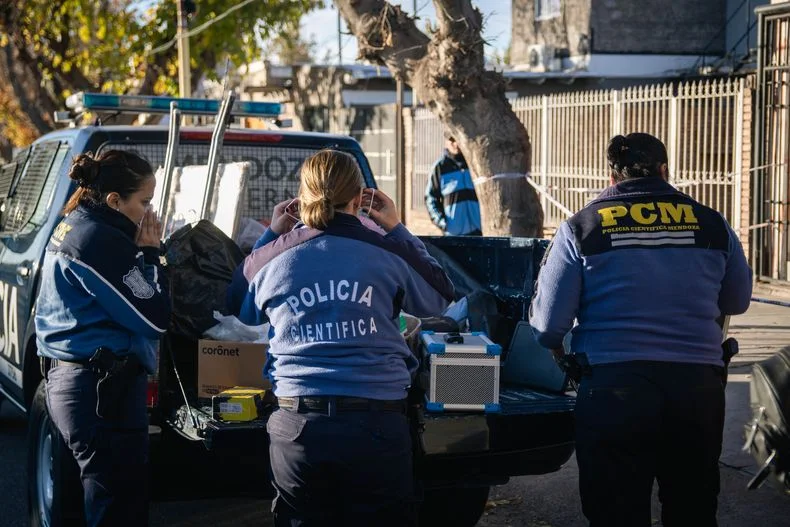 Policía Científica trabaja en el lugar del hecho en Las Heras. Imagen ilustrativa. 