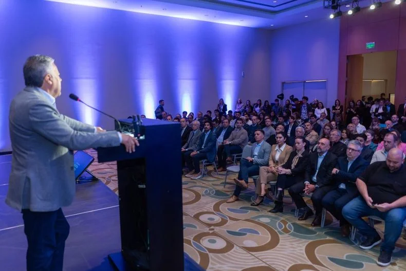 Alfredo Cornejo estuvo en un foro con empresarios y pidi&oacute; reformas laborales.&nbsp;