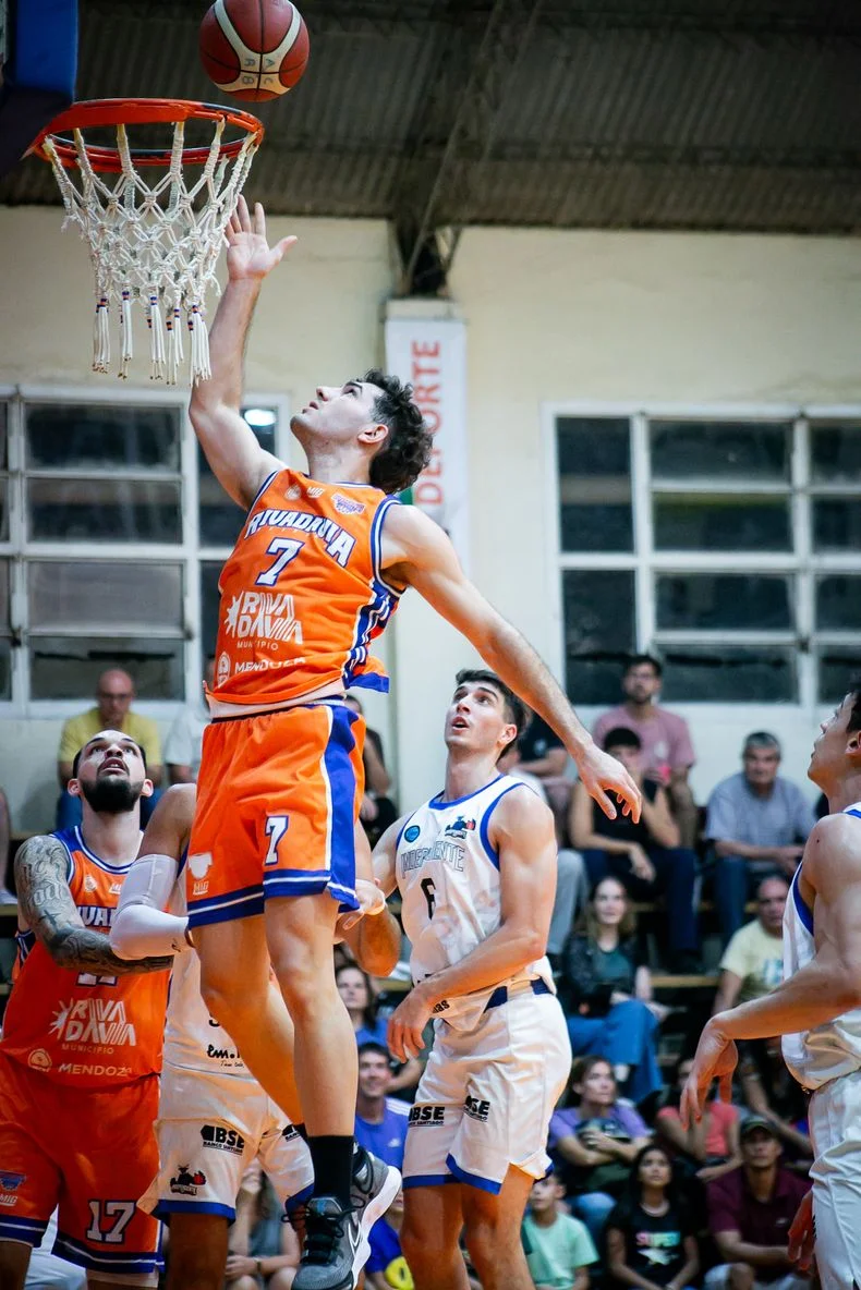 Tras perder en Mendoza, Rivadavia b&aacute;squet est&aacute; obligado a revertir la serie.