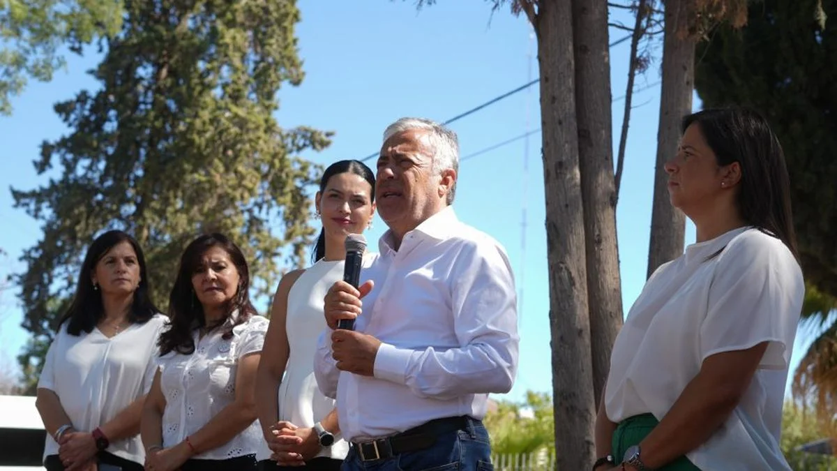 Cornejo entregó casas y anunció gas natural a días de la veda electoral de obras