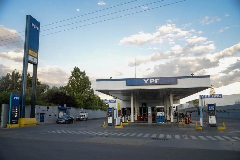 La famosa YPF de Carrodilla, donde comenzaban las estafas de Quiroga.