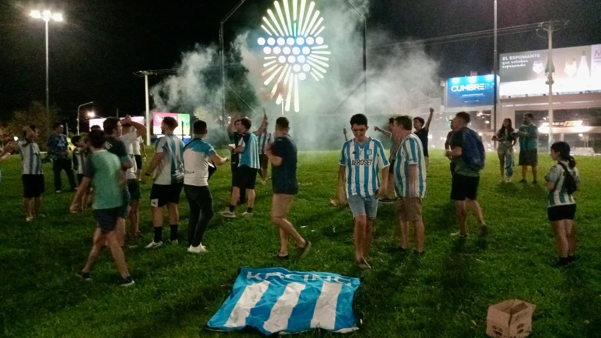 Racing campeón de la Recopa: hubo festejo en una clásica rotonda de San Rafael