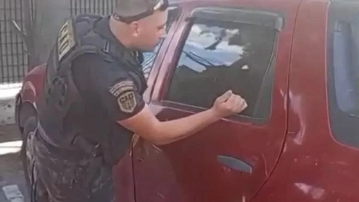 Dejaron a su nieto de 2 años encerrado en una camioneta y la policía lo rescató