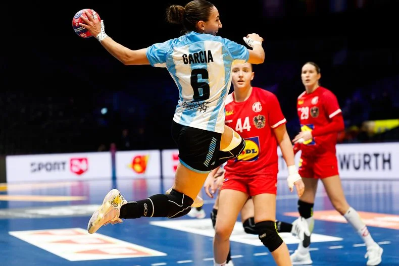 Con Ayelén García, La Garra se metió en el Main Round del Mundial de balonmano.
