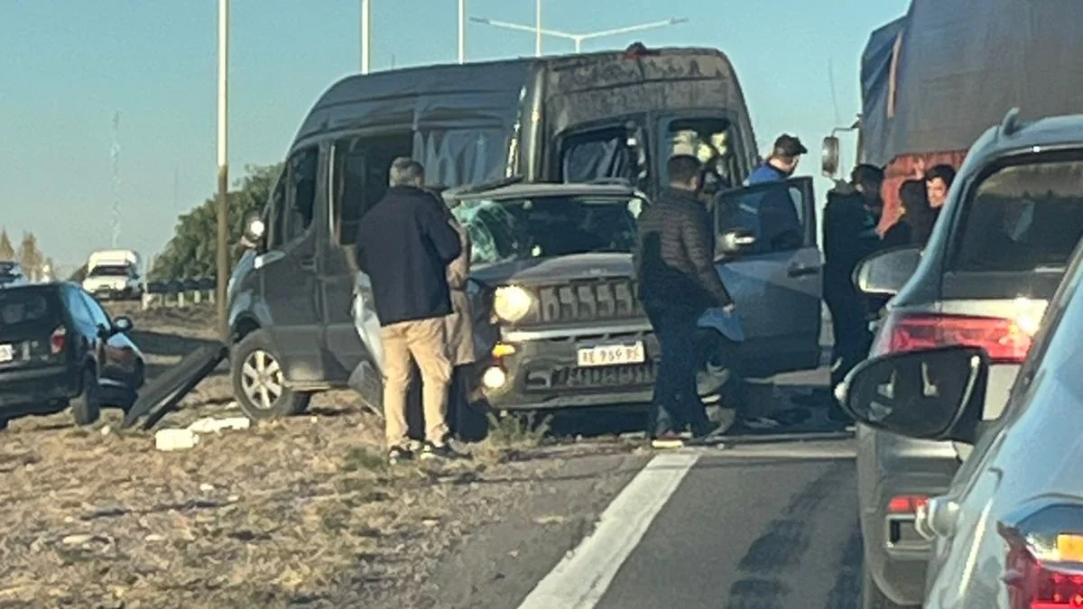 Dos fuertes accidentes en Acceso Sur con varios vehículos involucrados