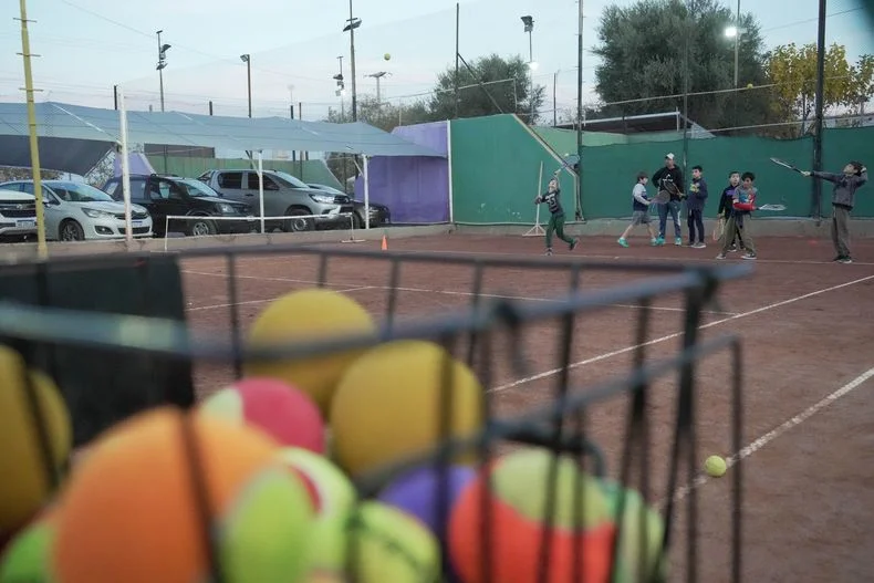 Los clubes de barrio marcados por la crisis.