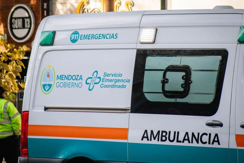 M&eacute;dicos del SEC atendieron al conductor que volc&oacute; en el Acceso Sur y Ar&aacute;oz.&nbsp;