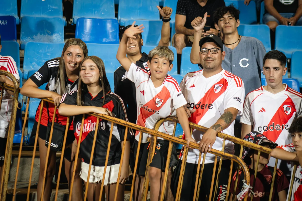 River - Hinchada - Malvinas Argentinas (1).jpg