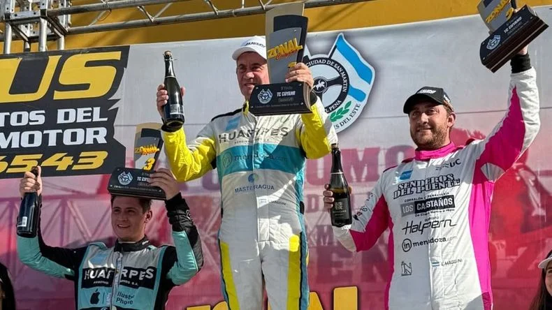 Los Maggini, en el podio del TC Cuyano.&nbsp;