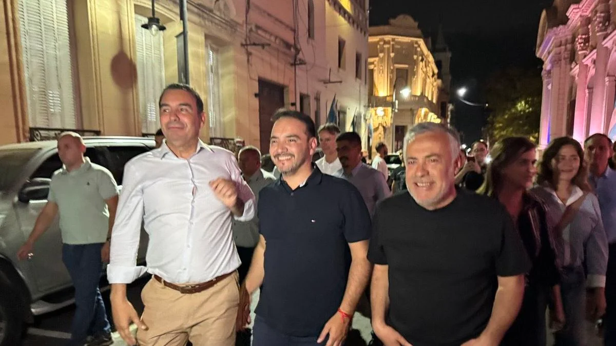 Pese a la contundente derrota de Milei, Cornejo se subió al caballo ganador de los Valdés en Corrientes