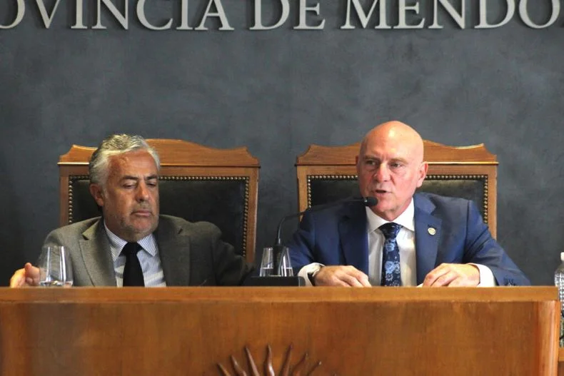 El gobernador Alfredo Cornejo junto a su ex ministro de Gobierno, y actual ministro de la Suprema Corte, Dalmiro Garay. 