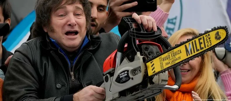 Javier Milei con la motosierra en la campaña presidencial 2023
