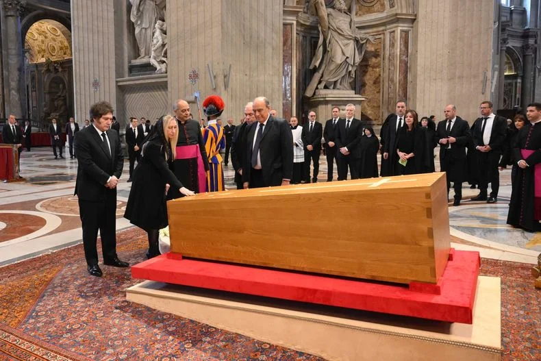 Javier Milei y su hermana despidiendo al santo padre.