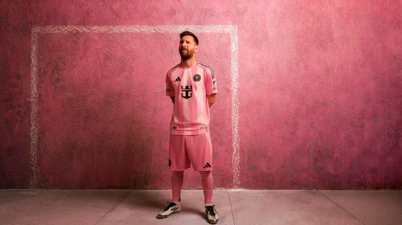Leo posa con la nueva camiseta de las Garzas.