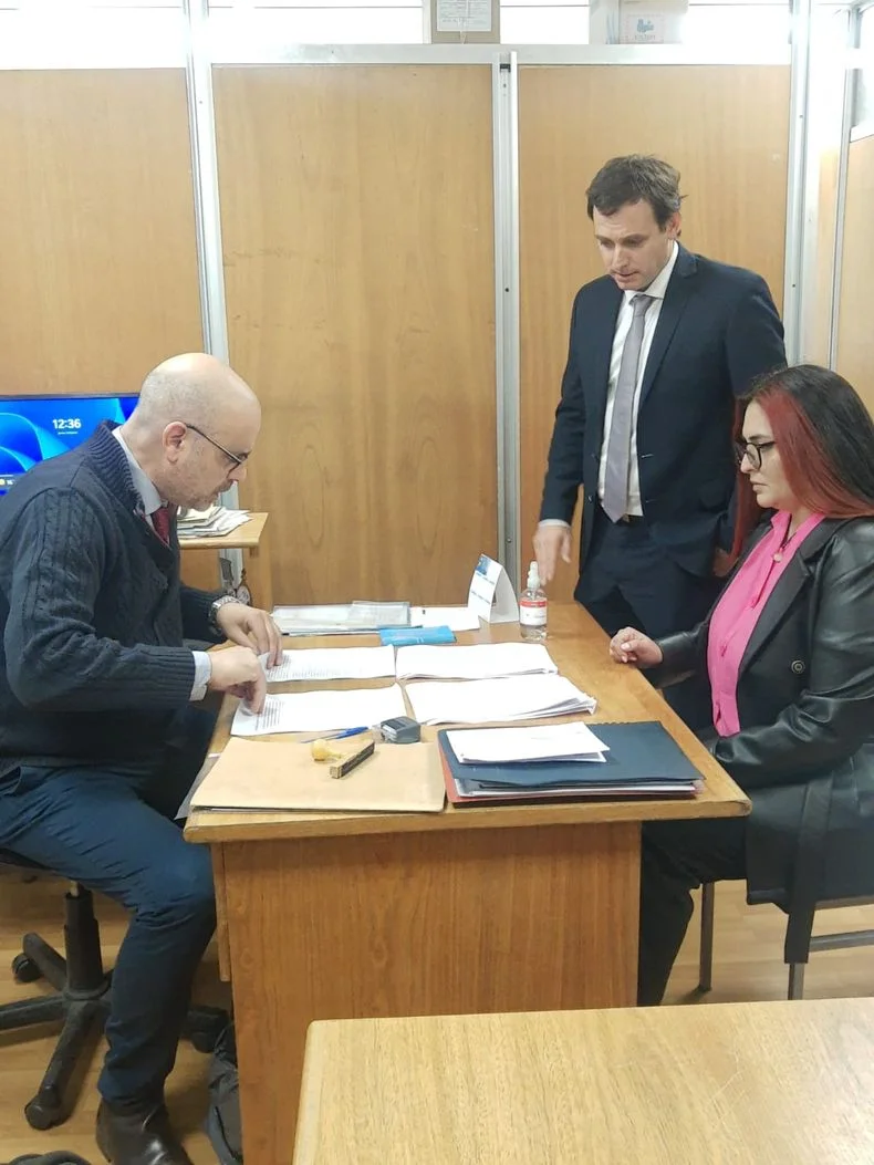 El diputado Franco Ambrosini junto a Melisa Pelayes al momento de presentar el pedido de jury contra el juez Sebasti&aacute;n Sarmiento.