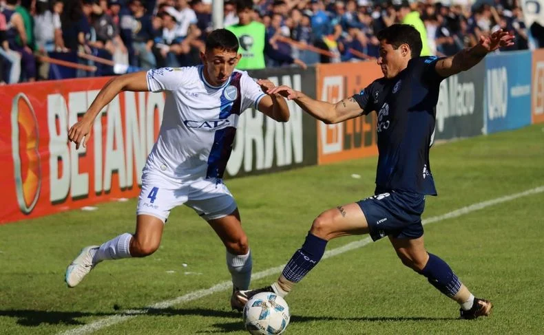 El Tomba y la Lepra jugaron el primer partido en Primera en el Bautista Gargantini.