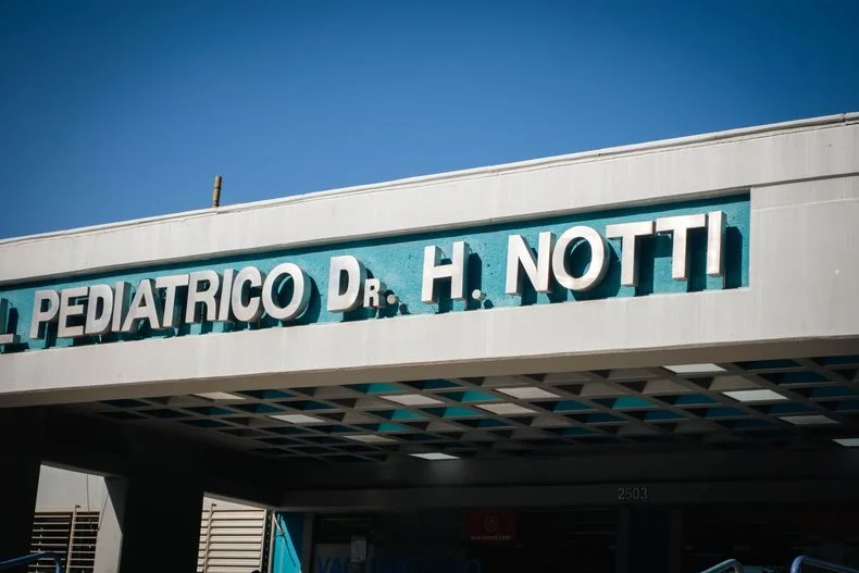 El adolescente fue traslado al Hospital Notti , donde continua internado.