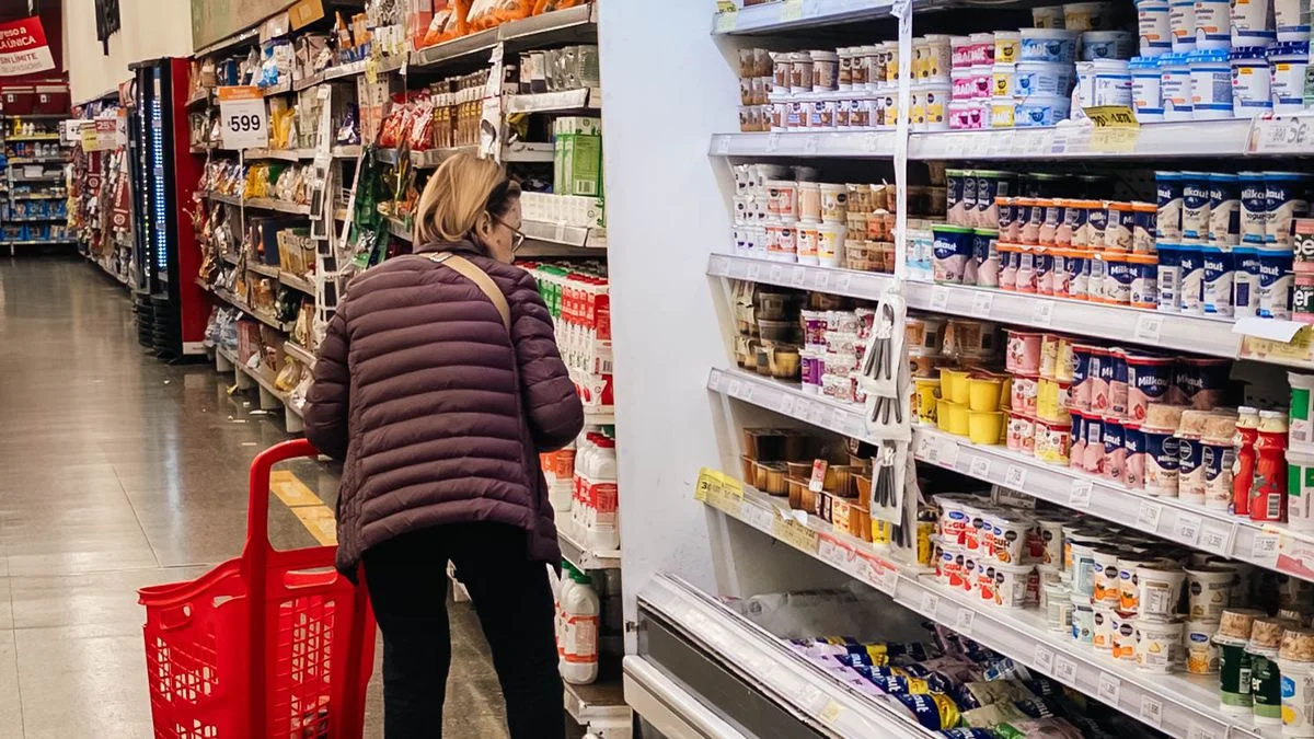 El consumo en hogares creció 4,5% interanual en abril y marcó su mejor registro del año