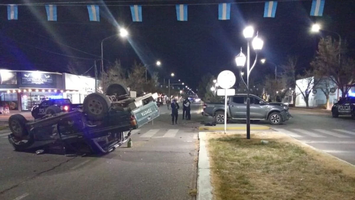 Una Hilux protagonizó un aparatoso vuelco en pleno centro de Malargüe